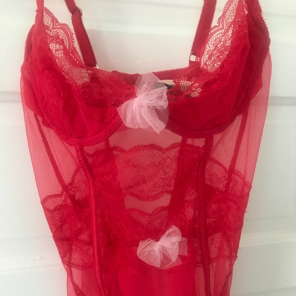 New VS Red lingerie 36C